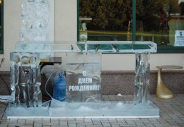 ledyanaya-skulptura-den-rozhdeniya